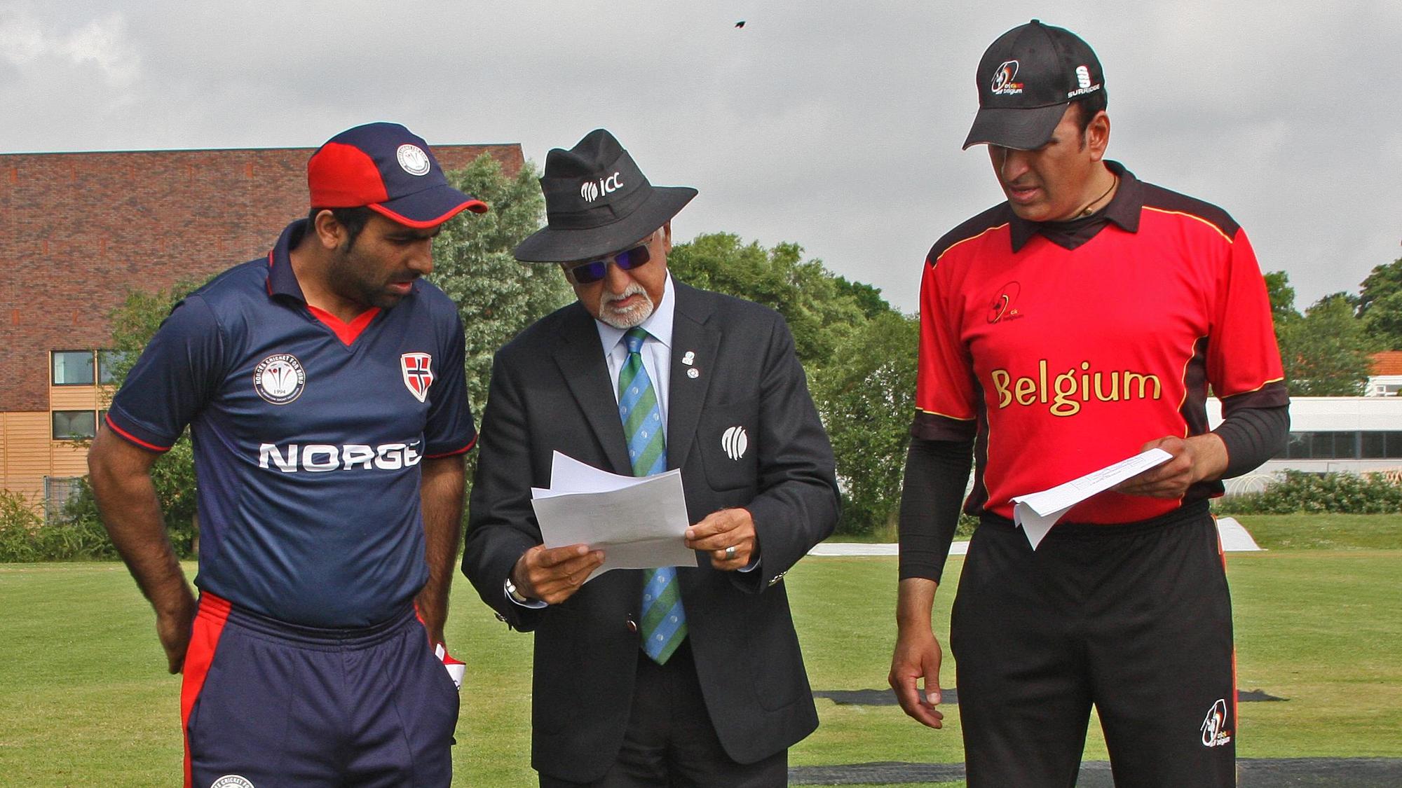 Kaptein Iqbal og kaptein Rehman med hoveddommer Govindjee før kampen. 